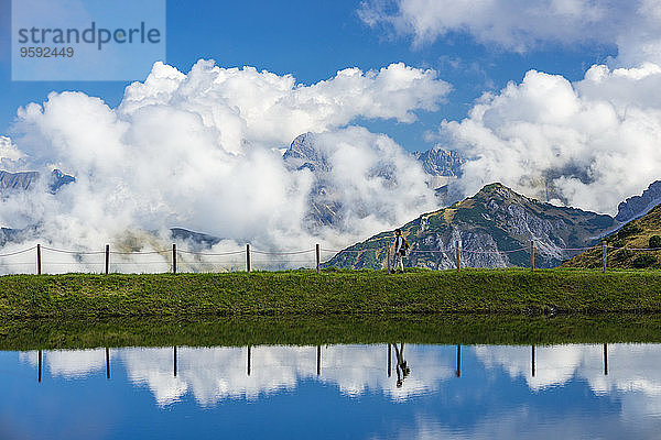 Österreich  Allgäuer Alpen  Schneeteich  Stausee  ein reifer Wanderer