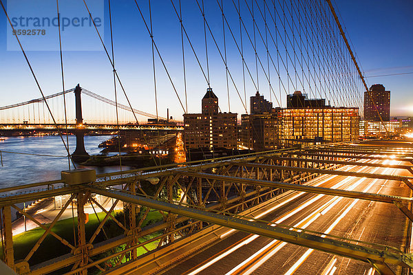 Verkehr auf der Brooklyn Bridge bei Nacht  Manhattan  New York  USA