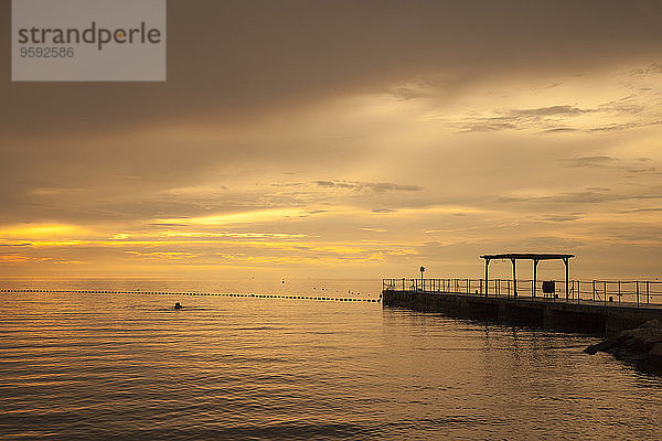 Slowenien  Istrien  Slowenische Küste  Adriaküste  Izola  Steg bei Sonnenuntergang