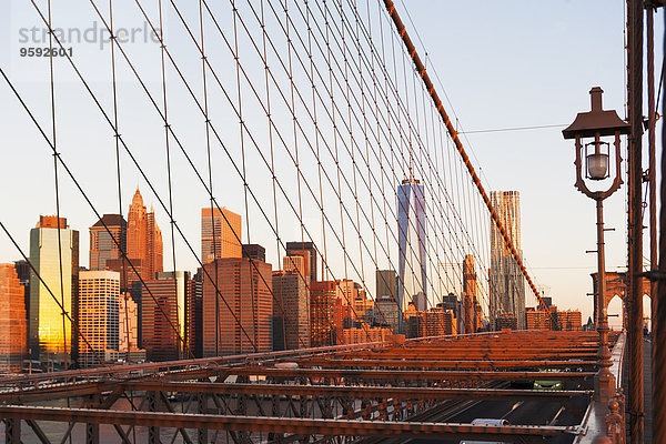 Manhattan Skyline von Brooklyn Bridge  New York  USA