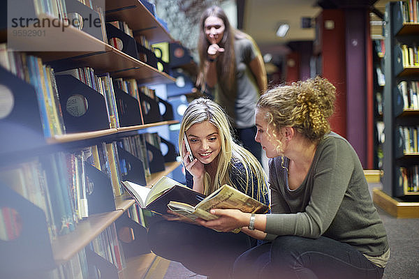 Zwei Studentinnen lernen in einer Bibliothek