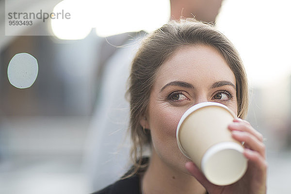 Porträt einer Geschäftsfrau beim Kaffeetrinken zum Mitnehmen