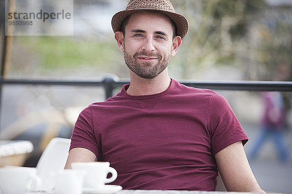 Porträt eines entspannten Mannes bei einer Kaffeepause