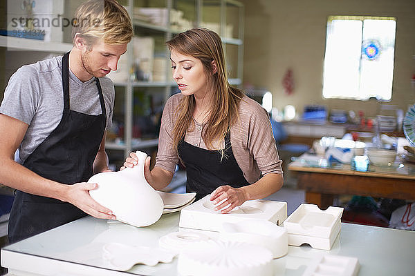Paar in einer Werkstatt zur Herstellung von Glasmalereivasen
