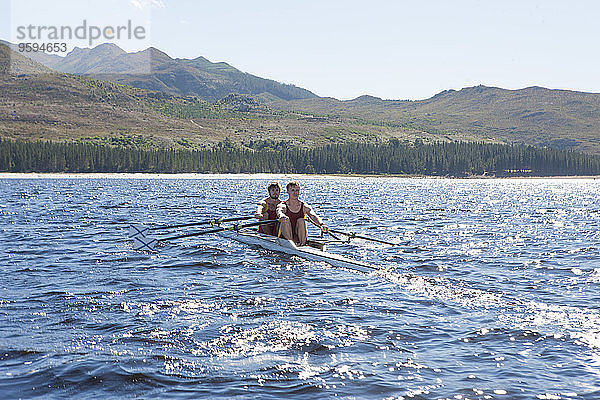 Doppeltes Ruderboot im Wasser