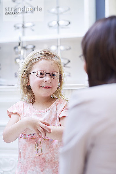 Mädchen beim Optiker beim Anprobieren der Brille