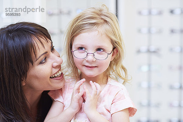 Mädchen beim Optiker beim Anprobieren der Brille