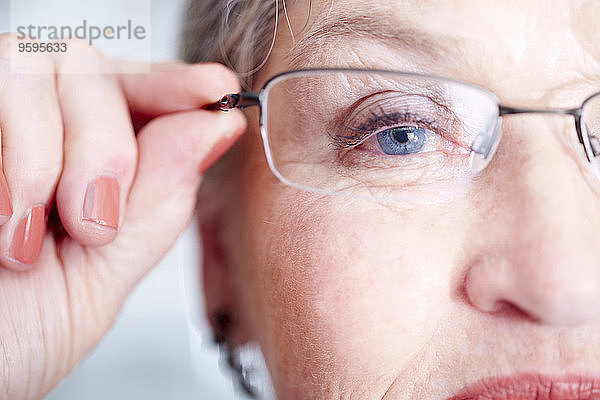Nahaufnahme einer älteren Frau mit Brille