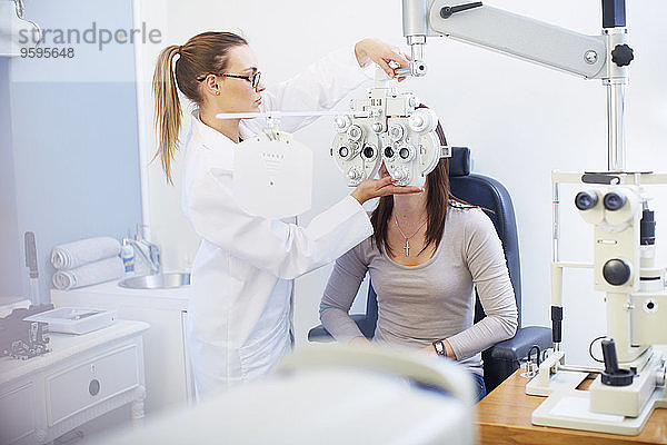 Augenärztin untersucht die Sehkraft der Frau