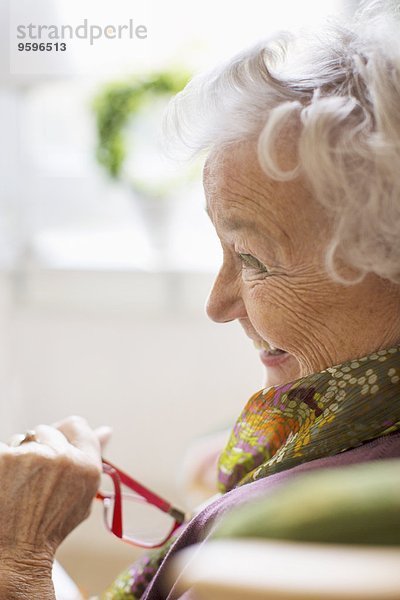 Glückliche Seniorin schaut weg ins Pflegeheim