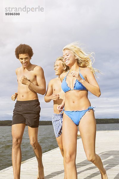 Freunde beim Laufen auf der Promenade am See