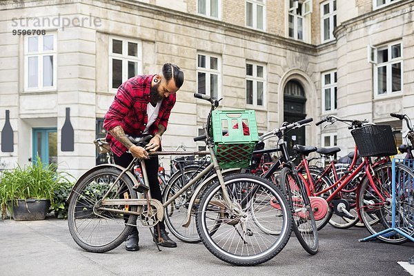 Fahrradverriegelung auf dem Parkplatz vor dem Geschäft