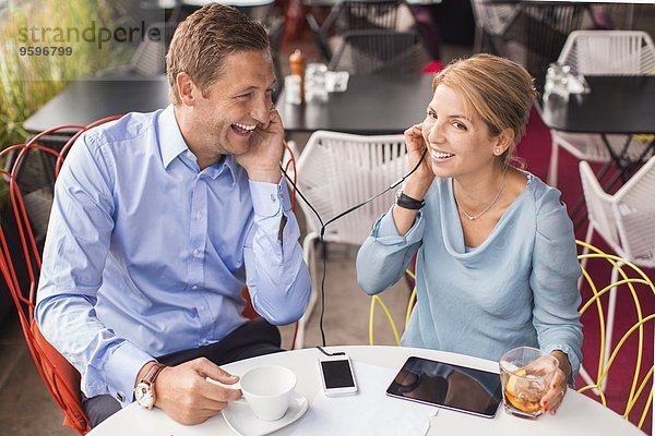 Glückliche Geschäftsleute machen Pause im Cafe