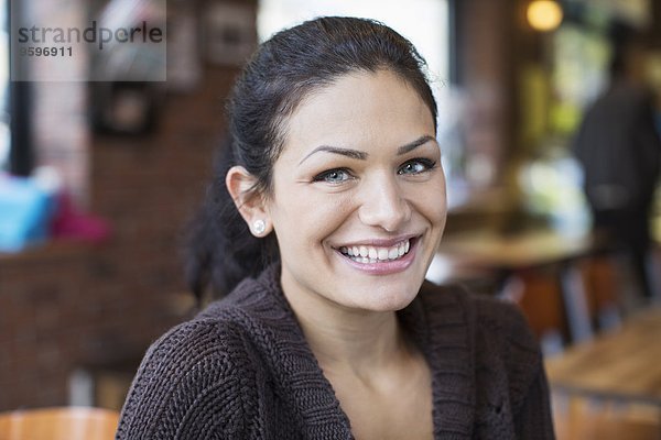 Porträt einer lächelnden mittleren erwachsenen Frau im Restaurant