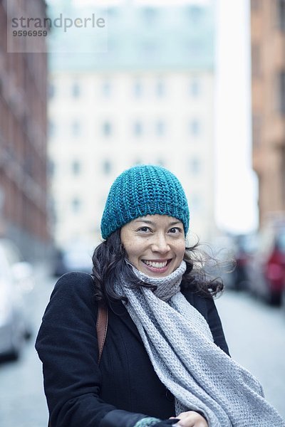 Porträt einer glücklichen Frau in der Stadtstraße