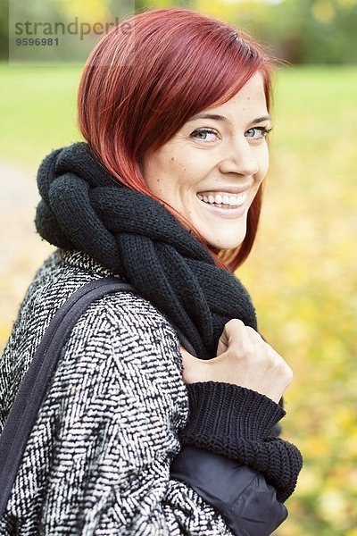 Seitenansicht Porträt einer lächelnden mittleren erwachsenen Frau im Park