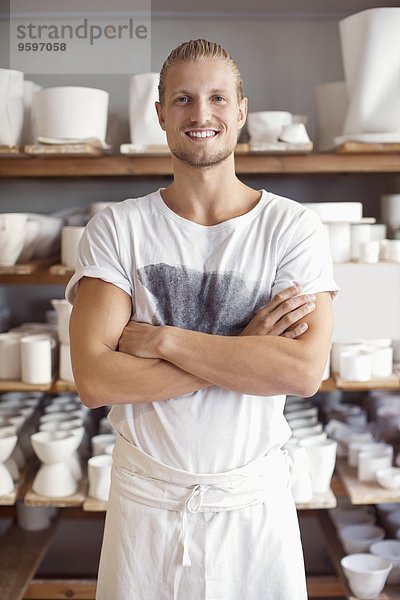Porträt des lächelnden Mannes in der Geschirrwerkstatt