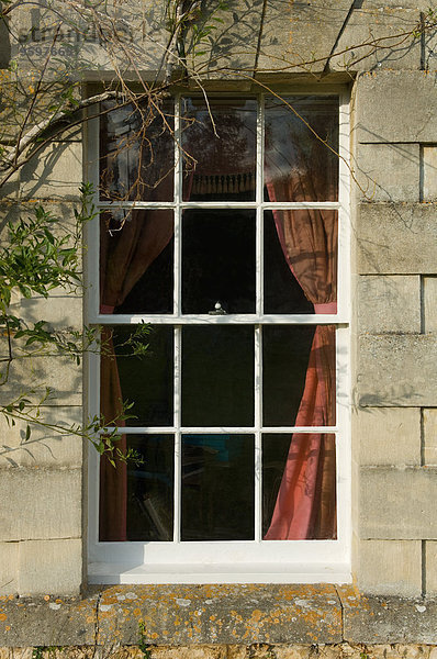 Unteres Fenster des traditionellen Steinhauses