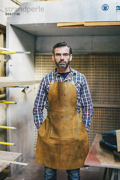 Porträt eines reifen Handwerkers in der Orgelwerkstatt