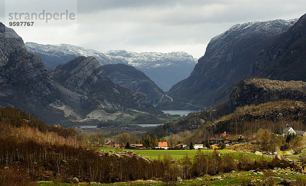 Blick auf Tal  Häuser und Berge  Rogaland County  Norwegen