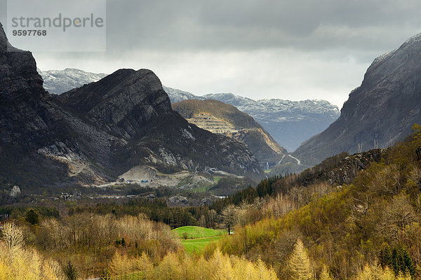 Blick auf das Tal und die fernen Berge  Rogaland County  Norwegen