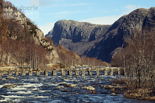 Alte Fußgängerbrücke über den Fluss  Rogaland County  Norwegen