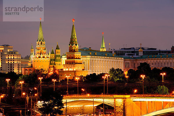 Blick auf Kremltürme und die Bolschoi-Kamenny-Brücke bei Nacht  Moskau  Russland