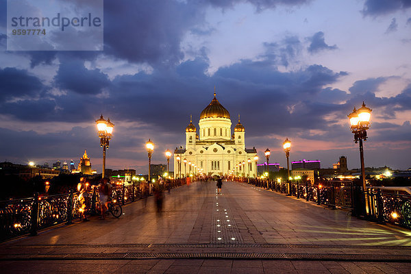 Blick auf die Christ-Erlöser-Kathedrale und Patriarchenbrücke bei Nacht  Moskau  Russland
