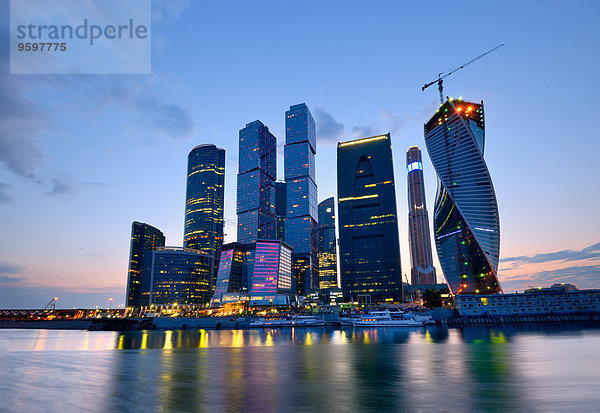 Blick auf Wolkenkratzer am Moskwa Fluss bei Nacht  Moskau  Russland