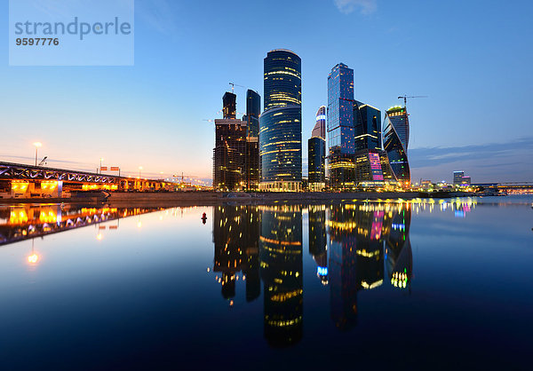 Blick auf Wolkenkratzer am Moskwa Flussufer bei Nacht  Moskau  Russland