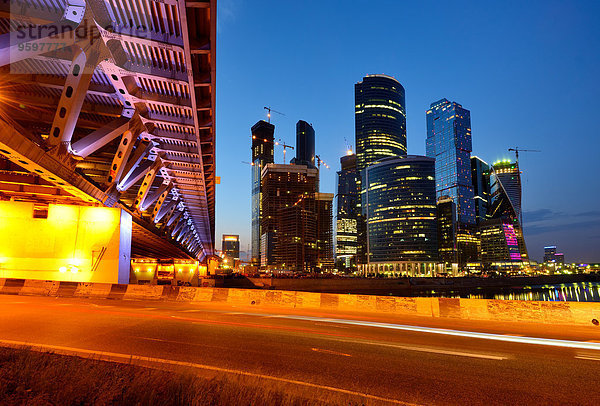 Blick auf Wolkenkratzer und Dorogomilovsky-Brücke bei Nacht  Moskau  Russland