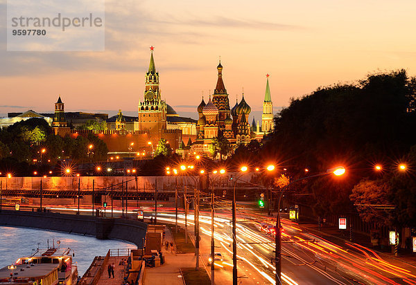 Blick auf Kremltürme  Basilius-Kathedrale und Stadtautobahn bei Nacht  Moskau  Russland