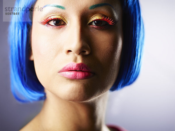 Junge Frau mit gefärbten blauen Haaren