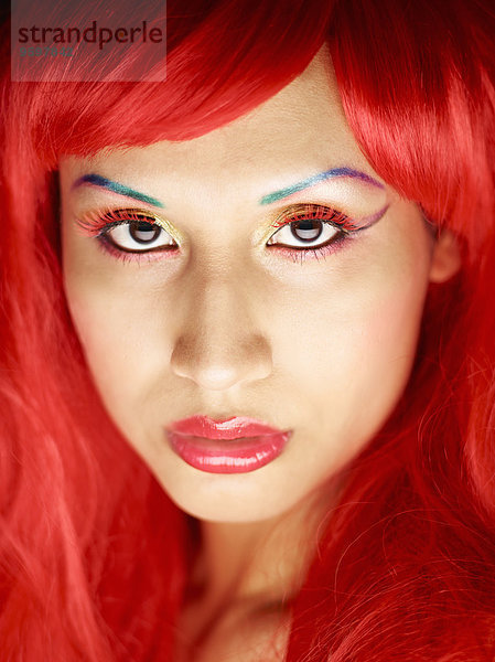 Junge Frau mit gefärbten roten Haaren