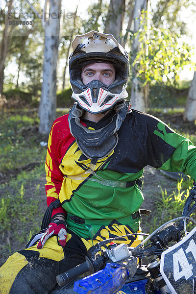 Portrait eines jungen männlichen Motocross-Fahrers im Wald