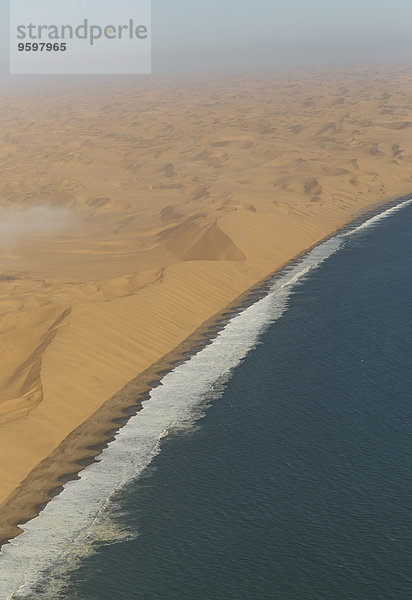 Luftaufnahme von Meer und Dünen  Namib Wüste  Namibia