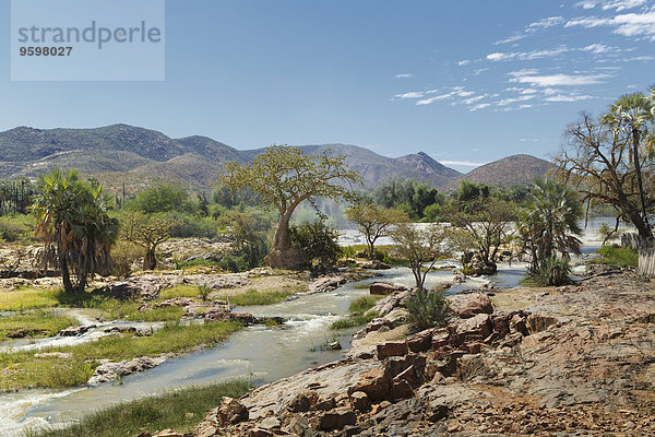 Blick auf die Epupa Fälle und entfernte Berge  Namibia