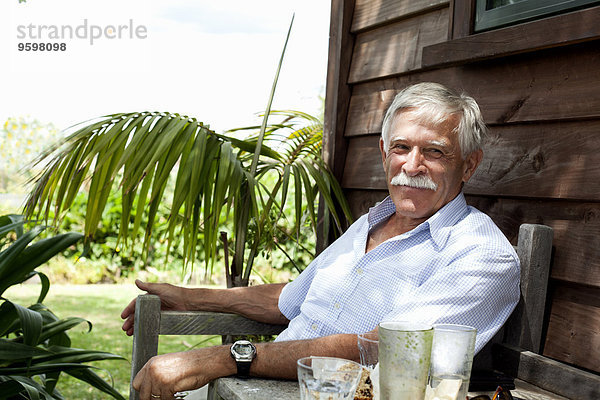 Senior-Mann beim Entspannen in der Holzhütte  Raglan  Neuseeland