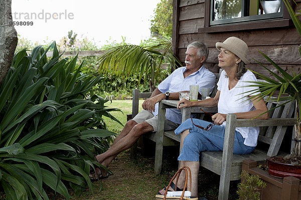 Seniorenpaar entspannt bei einer Holzhütte  Raglan  Neuseeland