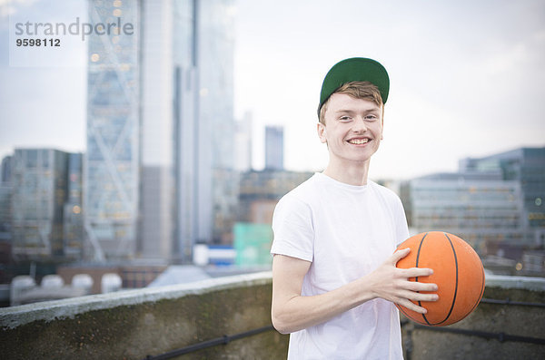 Teenager Junge mit Basketball