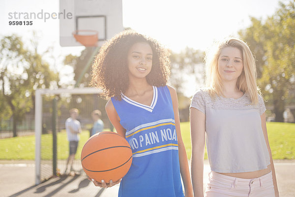 Portrait von zwei jungen Basketballerinnen