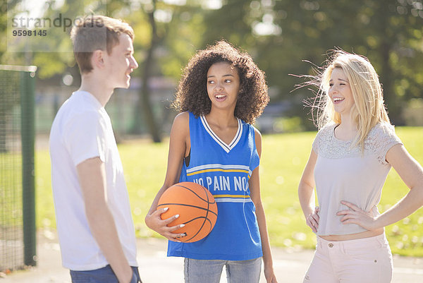 Drei junge erwachsene Basketballspieler im Chat