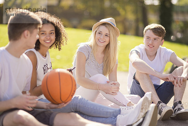 Vier junge erwachsene Basketballspieler im Chat