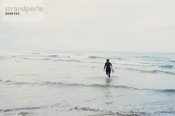 Surfer mit Surfbrett im Meer  Lacanau  Frankreich