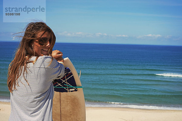 Frau mit Surfbrett am Strand  Lacanau  Frankreich