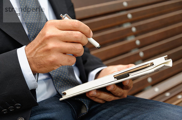 Mann mit digitalem Tablett und Stift  Konzentration auf die Hände