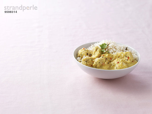 Schale mit Zitronenhähnchen und Aprikosen-Curry mit gedämpftem Reis