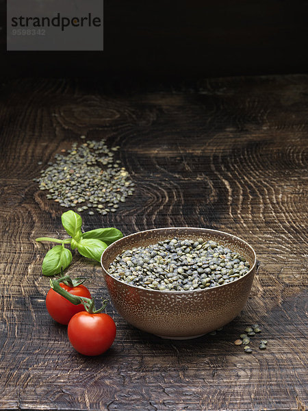 Stilleben mit Strauchtomaten  frischem Basilikum und Linsenschale