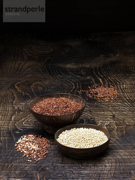 Stilleben mit Schalen aus rotem Quinoa und weißen Quinoa-Samen