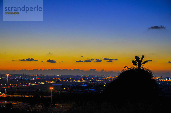 Sonnenuntergang über Tel Aviv und der Dan-Region in Zentralisrael
